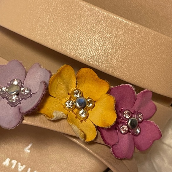 Italian Shoemakers wedge slides in tan leather with cute flowers! Size 7 - Picture 5 of 9